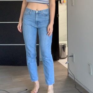 90s STRAIGHT LEG LIGHT WASH BLUE JEANS